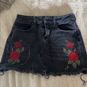 Black denim skirt with rose design